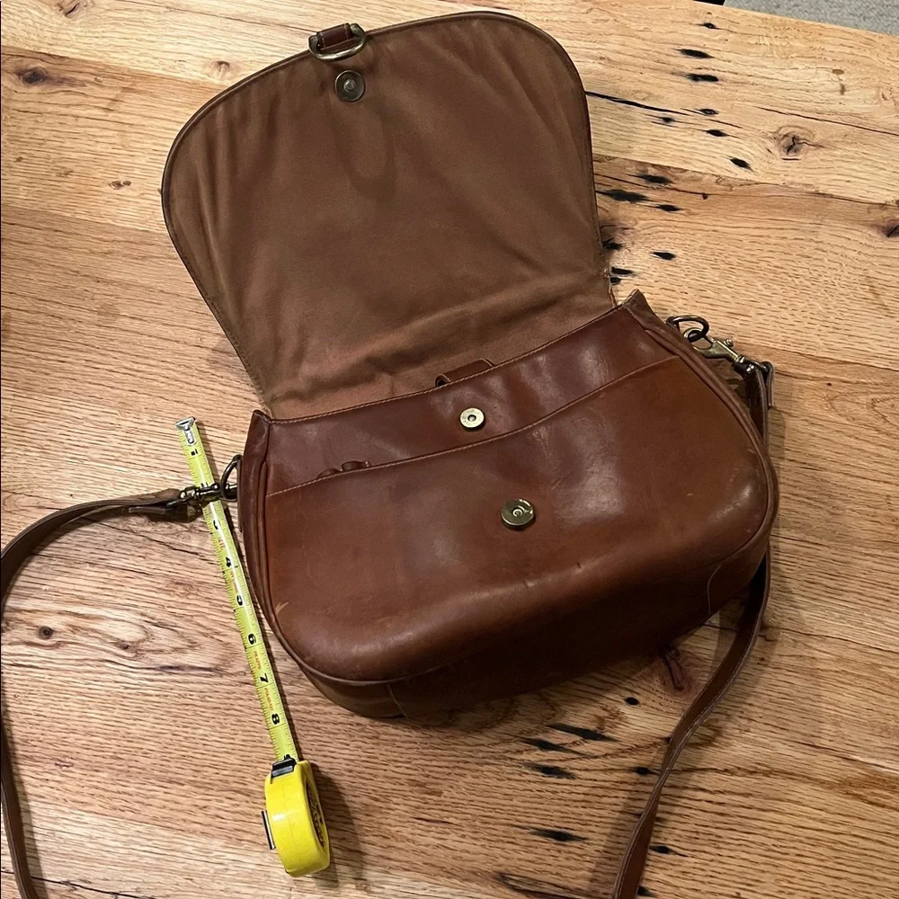 VINTAGE G.H. Bass & Co. Brown / Tan Leather & Brass Horsebit Crossbody Bag - Picture 3 of 8